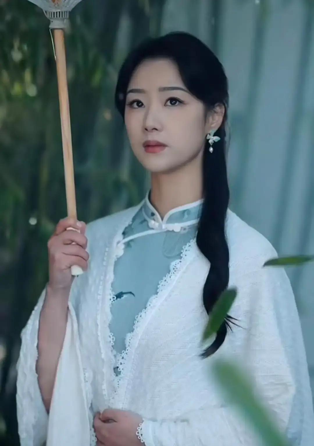 一觉睡醒，
 
是不是全网都知道了。
 
昨晚起到今晨，多家短视频平台话题榜都在