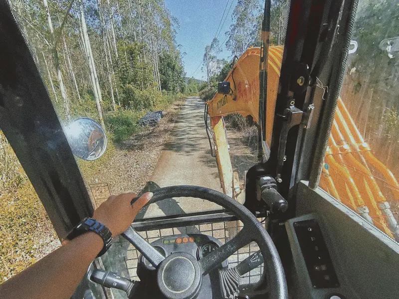 最近看到开挖机游全国的博主救助粉丝被困车辆，这事儿真挺让人感慨。在网络世界里，大