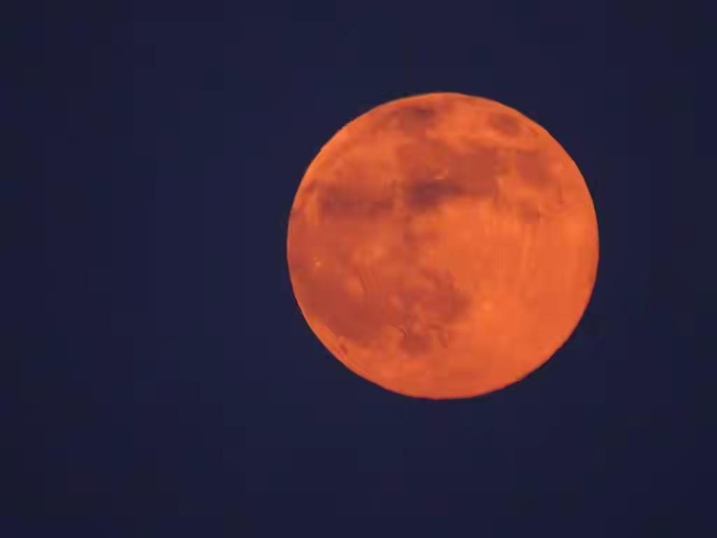 “超级月亮”宛如月亮这位“太空舞者”临近地球这个“舞台中心”时的惊艳登场，它一般