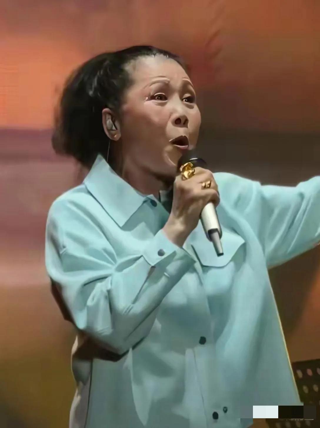 感觉田震越发老气横秋了，看上去像个农村老太太，毫无气质可言，你觉得呢？