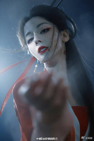 迪丽热巴新剧谈了二十二次恋爱 这部剧让我们看到迪丽热巴的全新挑战，她饰演的鬼王经