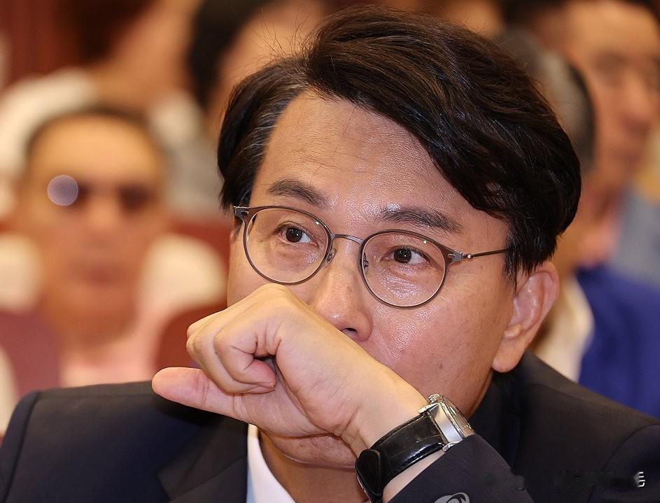 尹相贤涉“提名介入疑云”核心通话内容曝光后，其突然更换手机的举动引发关注。

韩