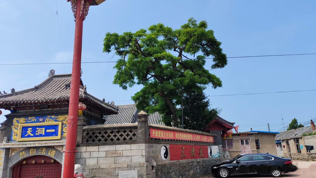 【打卡普兰店城子坦全真教三清观，看到屋外摆放佛经】
久闻仙刹名
今来拜三清
古槐