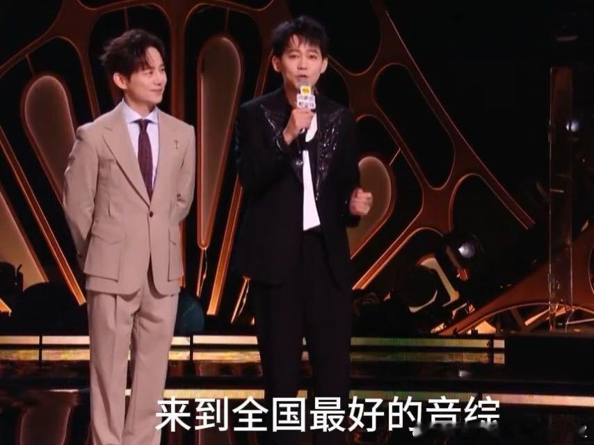 苏醒端水歌手和天赐的声音 苏醒真的太会了，下午对天赐说你是内娱音综标杆，晚上对歌