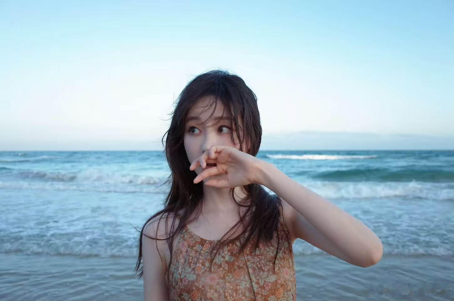 祝绪丹六一状态祝绪丹的六一状态温柔满分，放下所有紧绷与焦虑，做回简单快乐的自己，