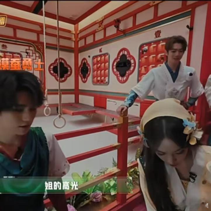 张真源：这箱我来！娜扎：好怕。结果“源”手刚近箱口就撤，OMG你吓到娜扎啦～解围