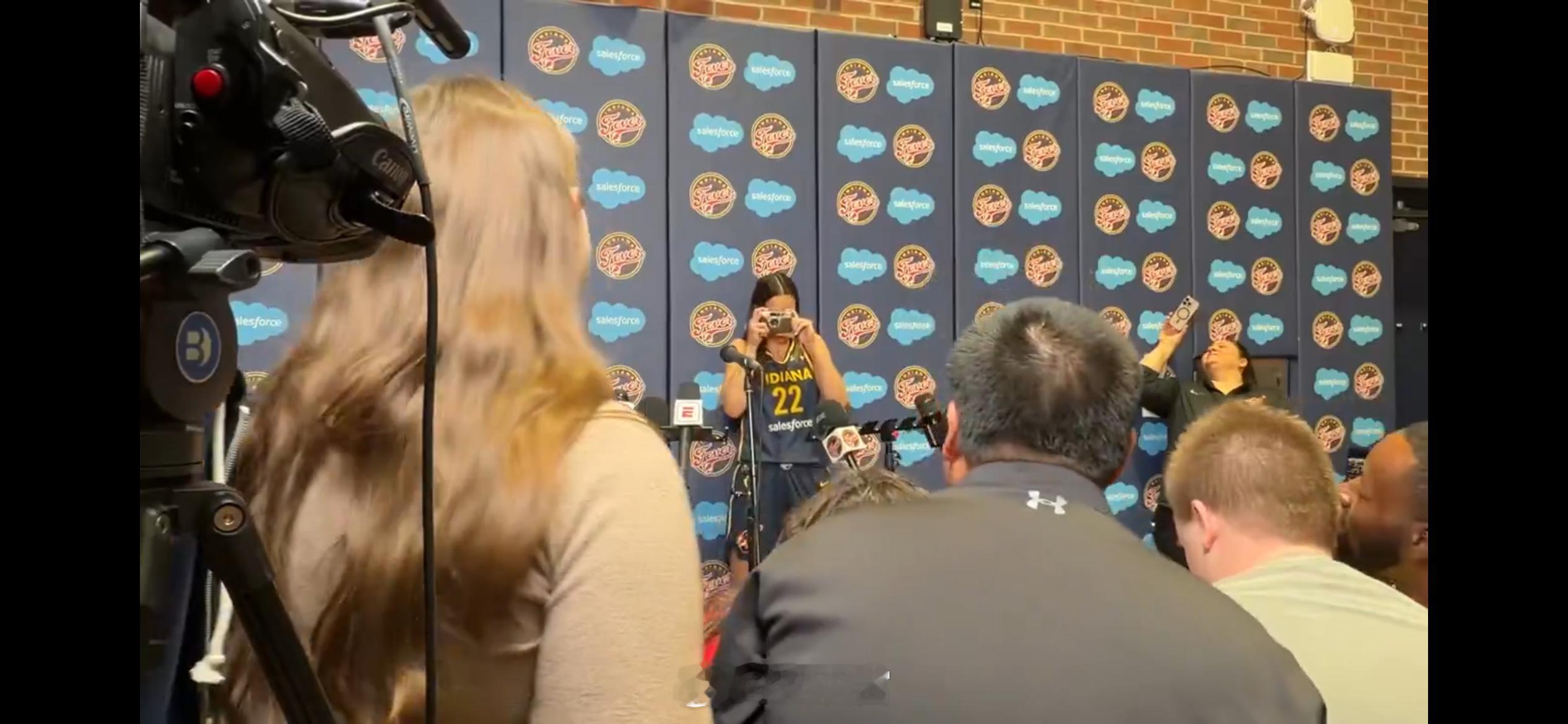 WNBA狂热队媒体日，克拉克把记者们喊到一起，给他们拍了一张合影她本赛季的44场