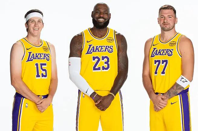 正好弥补了东契奇体力问题，东契奇的打法本来就比较吃体能，一个人处理球太多了。当然