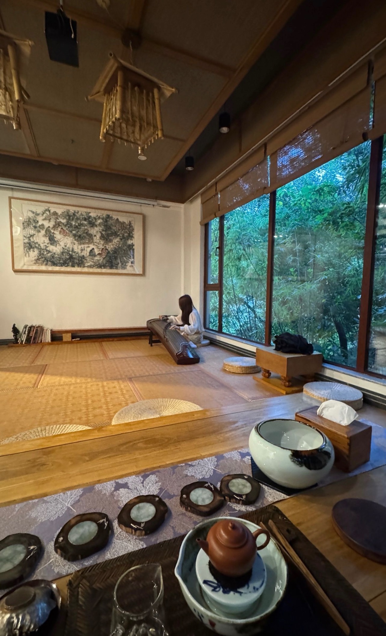 茶道  茶，没有华丽的外表，没有浓郁刺鼻的香气，它只是静静地躺在茶杯之中。当热水