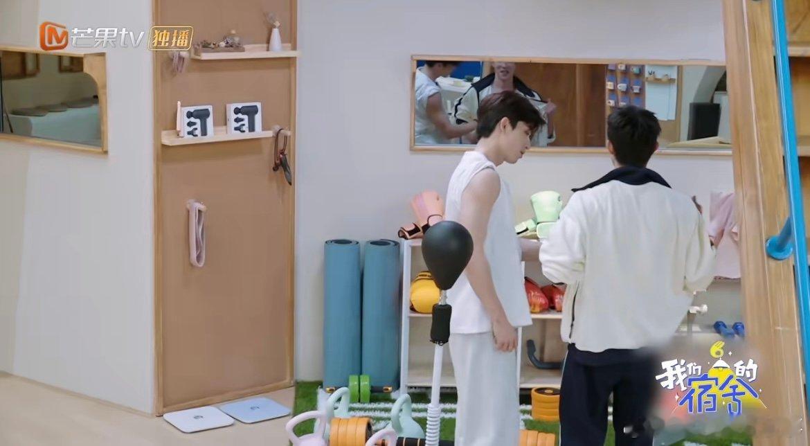王星越是真不把我们当外人看王星越在宿舍健身，撩起衣服调整运动装备的样子，自然得像