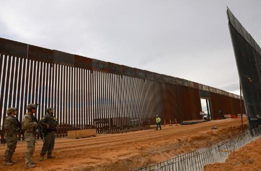 美国这波操作，差点把全球想赴美避险的人逼到了死胡同。
 
据美国媒体4月28日爆