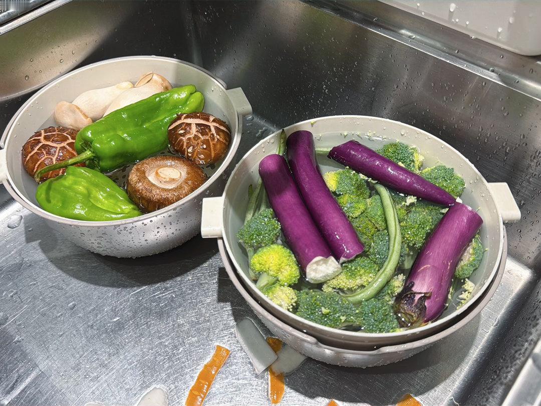 很认真地陪我做饭🍳我和他讲怎么滚刀切，怎么平切，怎么切丝…胖胖一边听，一边和我