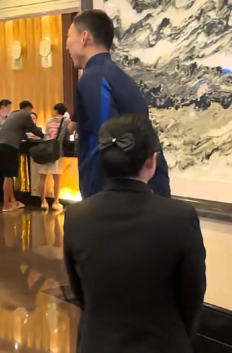 周琦在东莞酒店，就像老头逛大街，经历丰富到哪都不见外

周琦到东莞不怯生，除了之