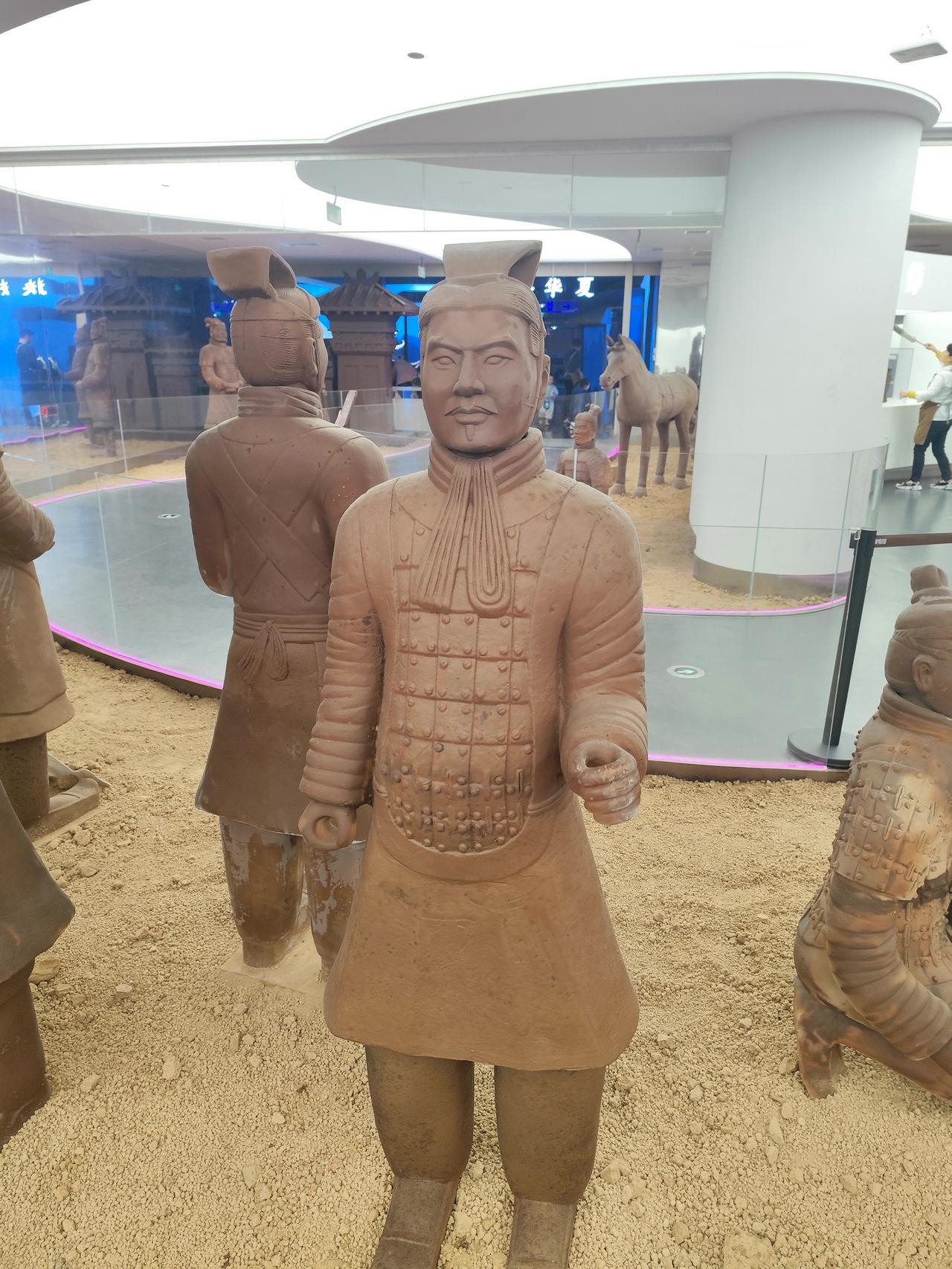 兵马俑见多了，巧克力做的，能吃的还是头一次见到！在大唐不夜城闲逛，发现了一座巧克