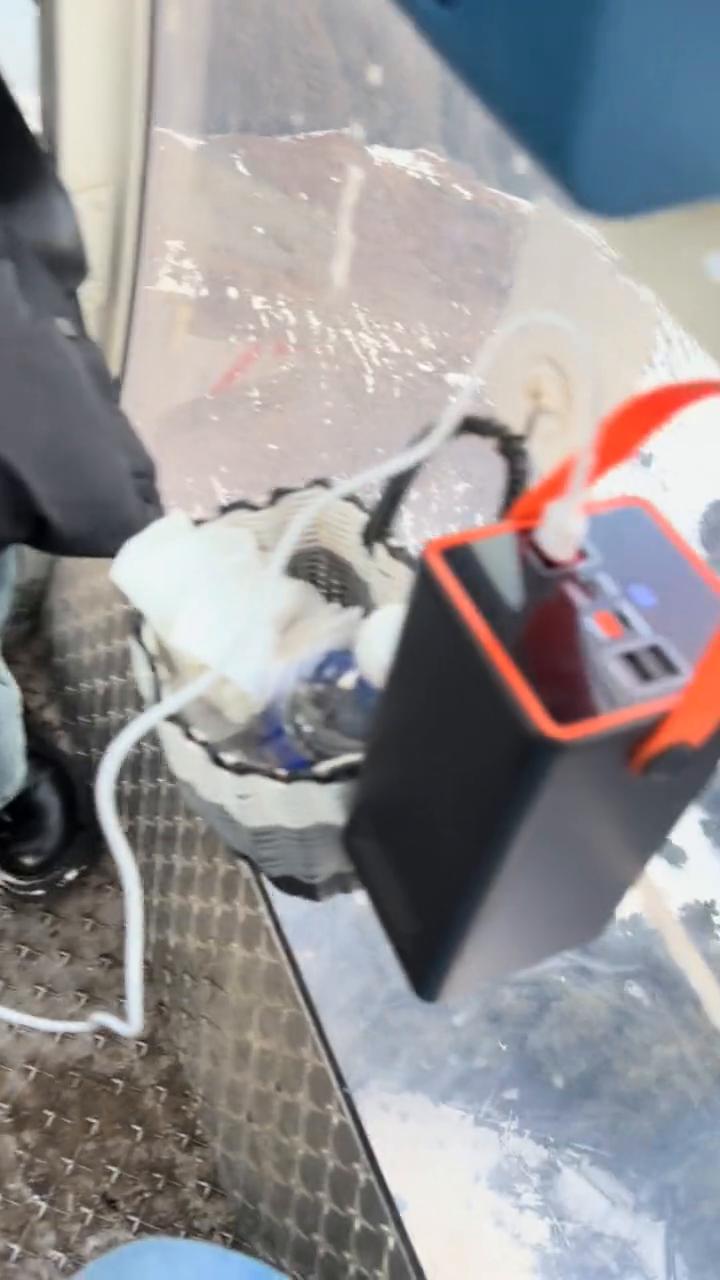 景区真的可以提供充电宝，这么大个充电宝。给大家看一下博格达峰的日照金山怎么雾？昨