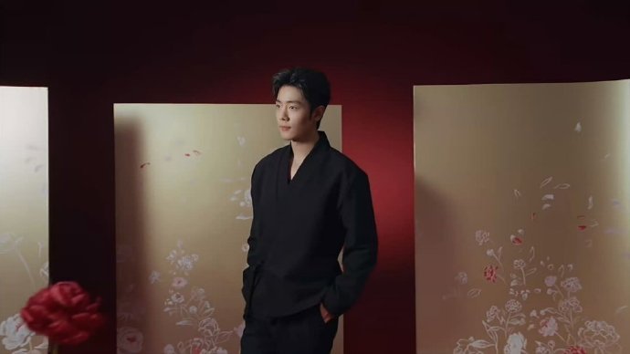 肖战手拿芍药气质这种东西真的没法装，肖战的儒雅感是由内而外散发出来的。肖战中式儒