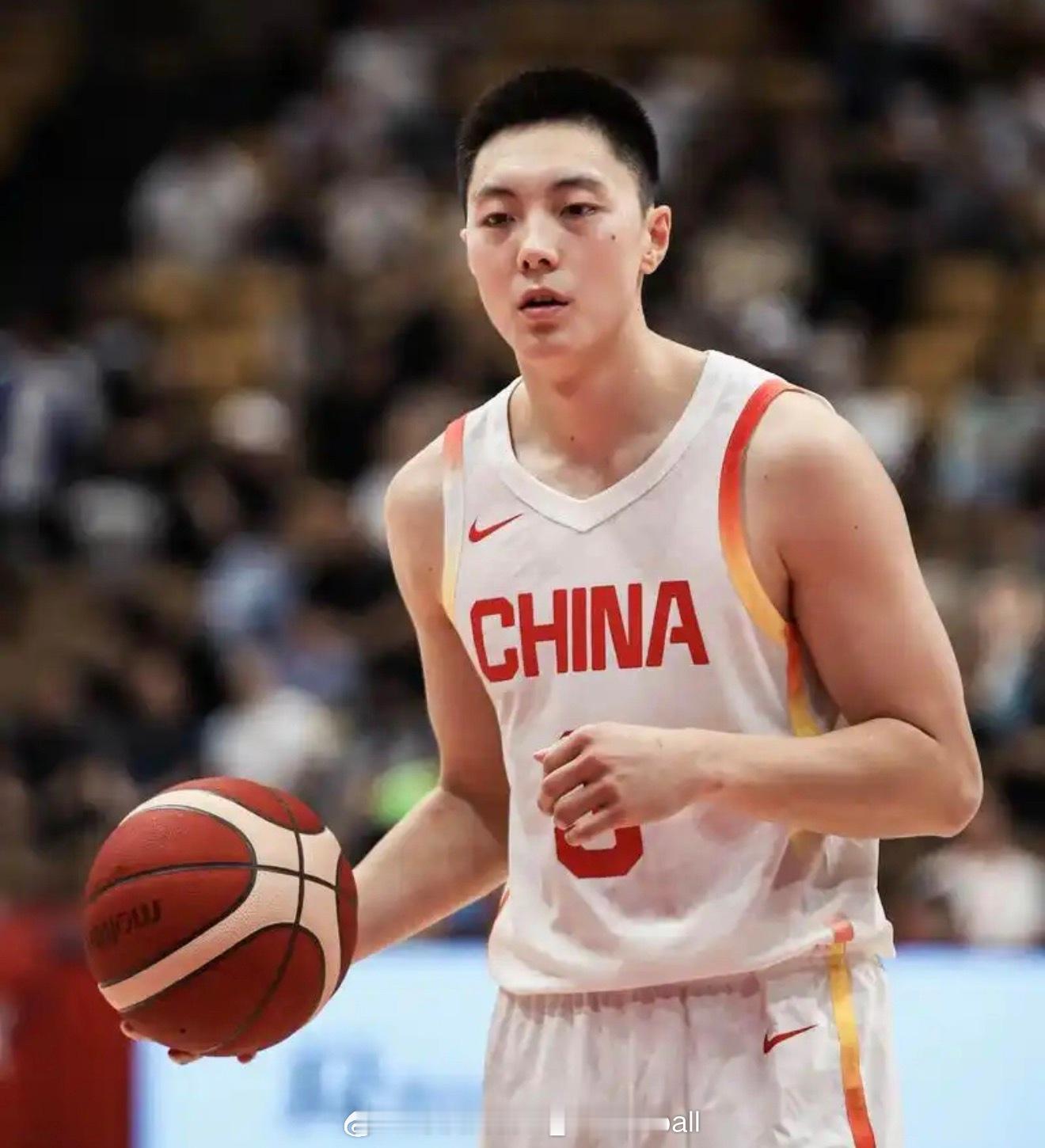 再次出任中国男篮队长，胡明轩将担任亚运会中国男篮队长，在世预赛中打出亮眼表现的胡