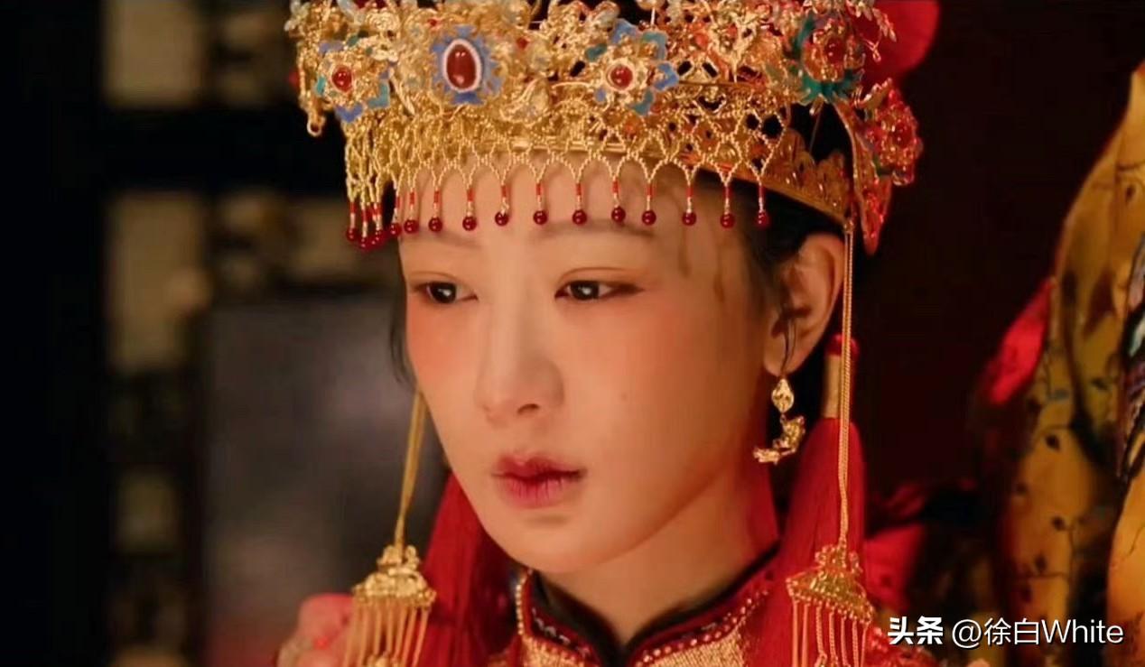 3月8日，杨紫《玉兰花开君再来》先导片中婚服造型被质疑“诡异”“状态不佳”
红裙