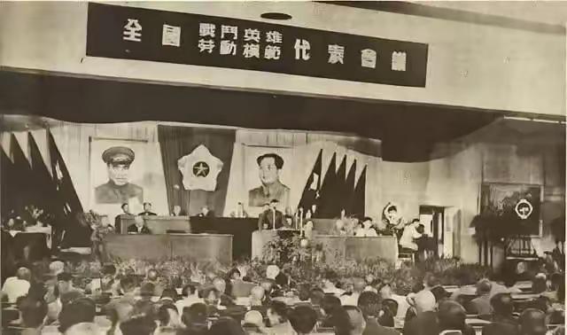 1950年，68名战斗英雄参加完表彰大会，在下火车时，却遭到200多名土匪的袭击