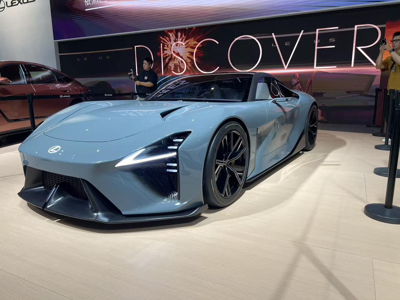 第一次见到全新一代LFA 概念车的真容
视觉震撼感还是相当强的
尤其是全车夸张的