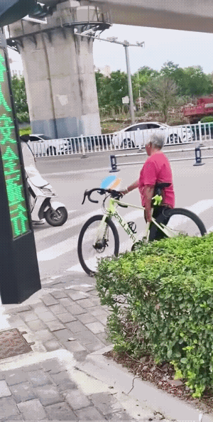 发视频的人说，车主已经跟她跟了一路。意思好似说，不敢上去强要，生怕强要中，整出什