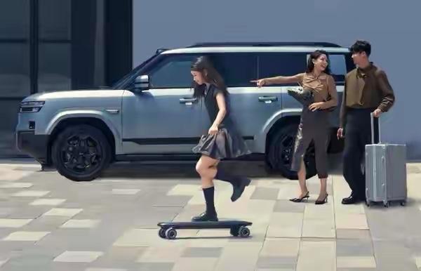 当比亚迪方程豹钛7的互联电动滑板首批火速售罄，当“灵鸢”车载无人机实现车机深度集