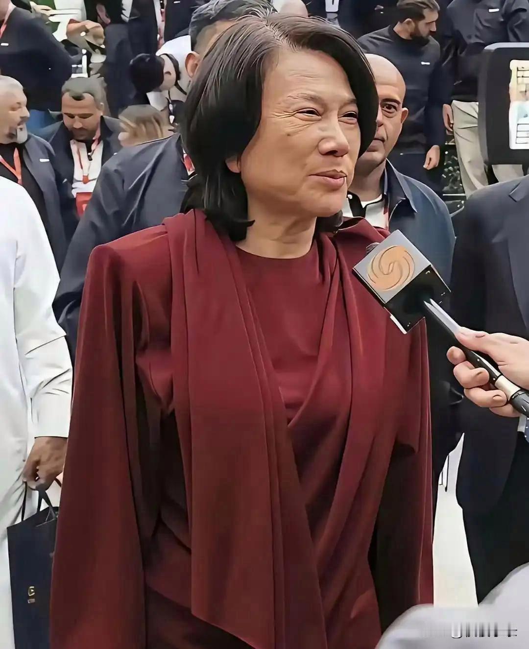 董明珠女士，关掉美颜后，这是她真实的状态。大家说说，七十多岁的人，这个状态怎么样