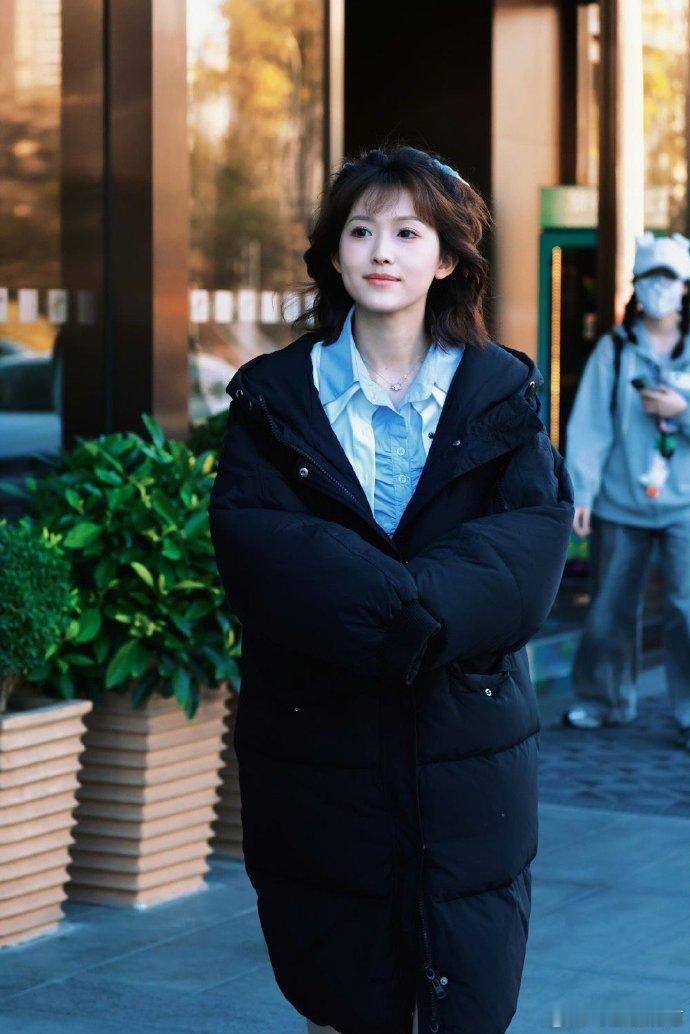 《声鸣远扬》真的是颜控的福音！嘉宾们个个颜值出众，五官精致、身材优越，而且业务能