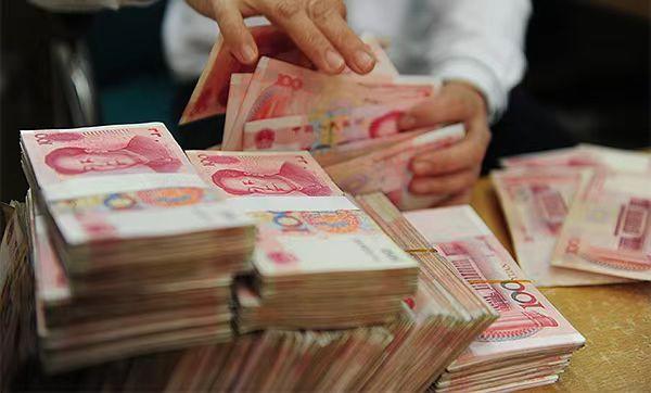 湖南益阳，男子到银行取款30万元，给员工发工资。没想到，银行柜员却将取款误操作为