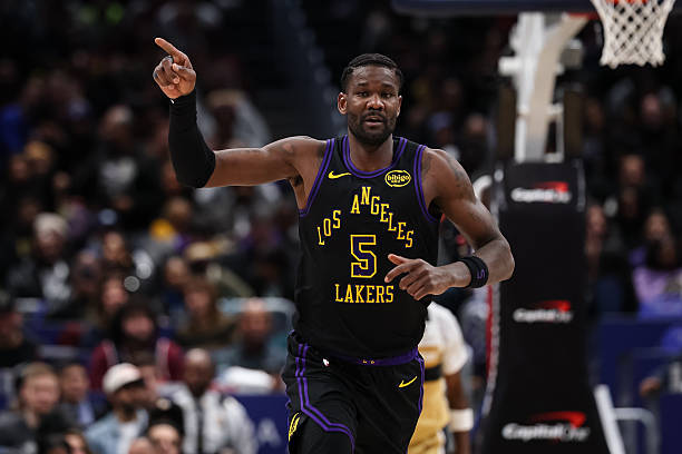 艾顿（右膝酸痛）可以出战今天的比赛，克内克特（右腿筋酸痛）不太可能上场。 