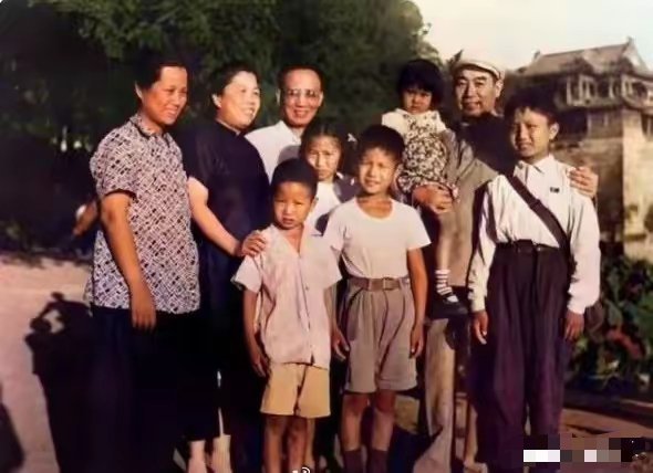 周总理邓颖超与郭沫若一家游颐和园，总理抱娃搂肩，尽显对孩子的喜爱。 