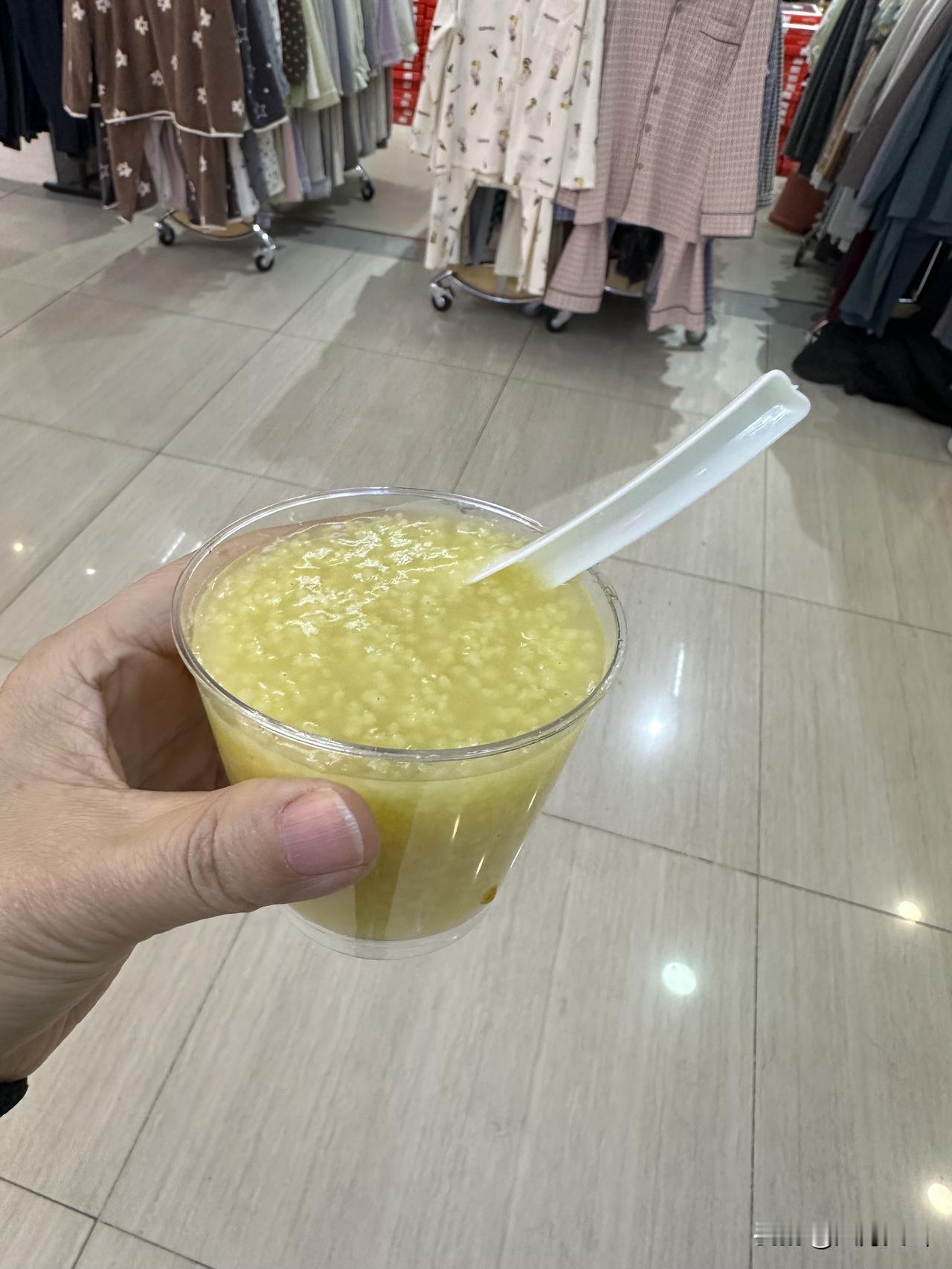 中午，闺蜜软磨硬泡地拉我去约饭。这几日胃正闹脾气，本没什么胃口，却拗不过她的热情