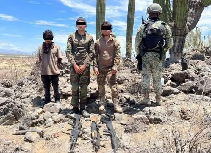 墨西哥军队在萨卡特卡斯抓获了三名武装少年，他们当时正在放哨，已经好几天没吃饭了，