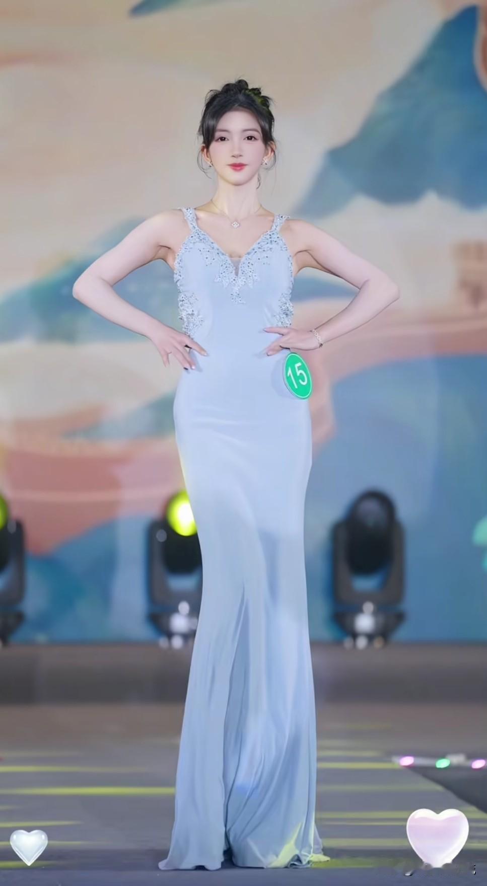 2025世界旅游小姐网络人气总冠军得主米萱T台秀，她迎来了人生的又一份荣耀，修长