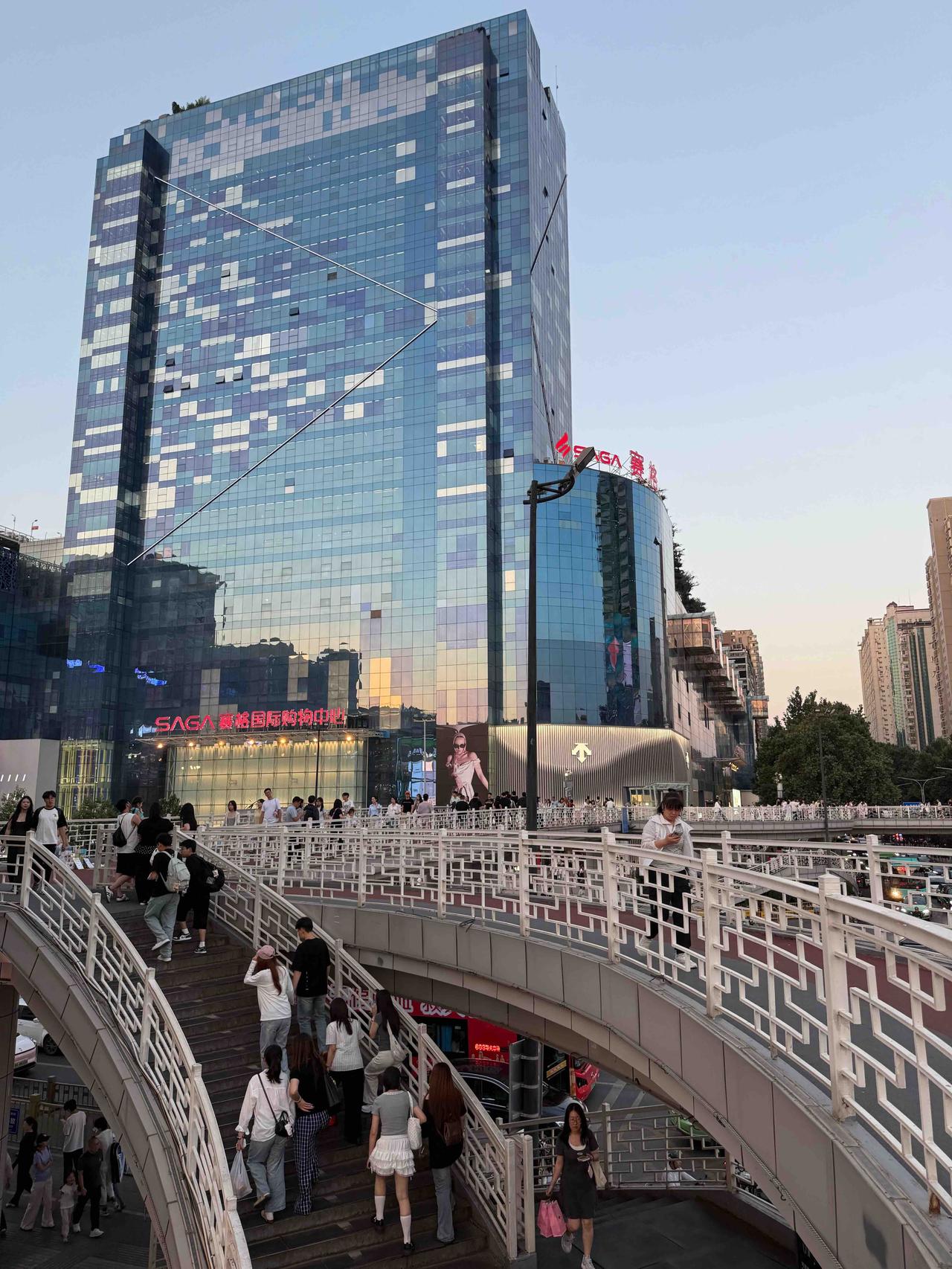 西安赛格到底是什么样的存在？
有没有内行人知道，商场对商户的处罚有没有可以参考的