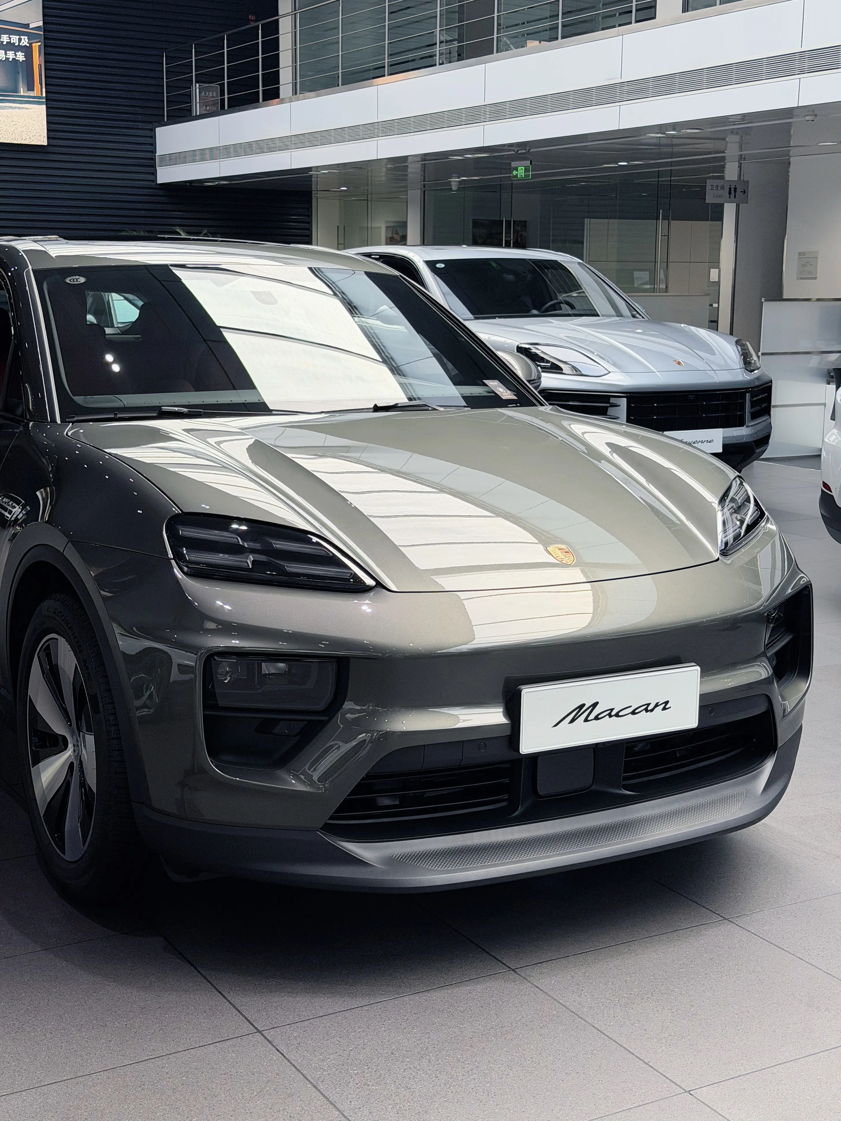 Macan EV⚡️这次真的手慢无了？。砂金石绿车漆+波尔多红内饰，一...