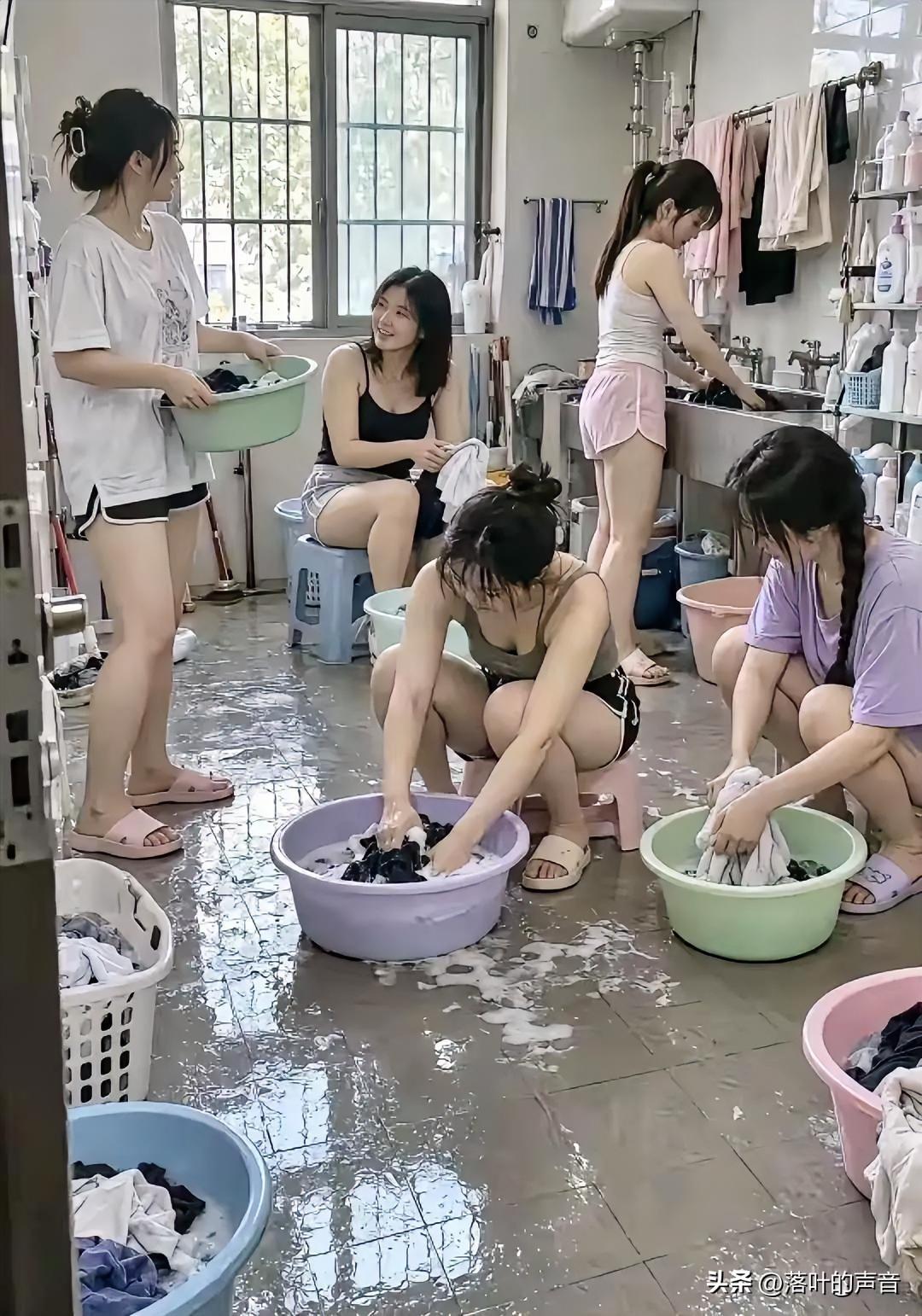 女子说，这是她和同学们，下课后去浴室洗澡后的情景，五个同学分工合作。
五个女大学