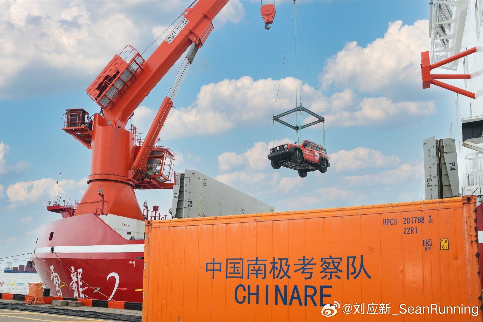 近日，中国第42次南极科学考察队盛大启航，长城汽车坦克300柴油版量产车型随雪龙