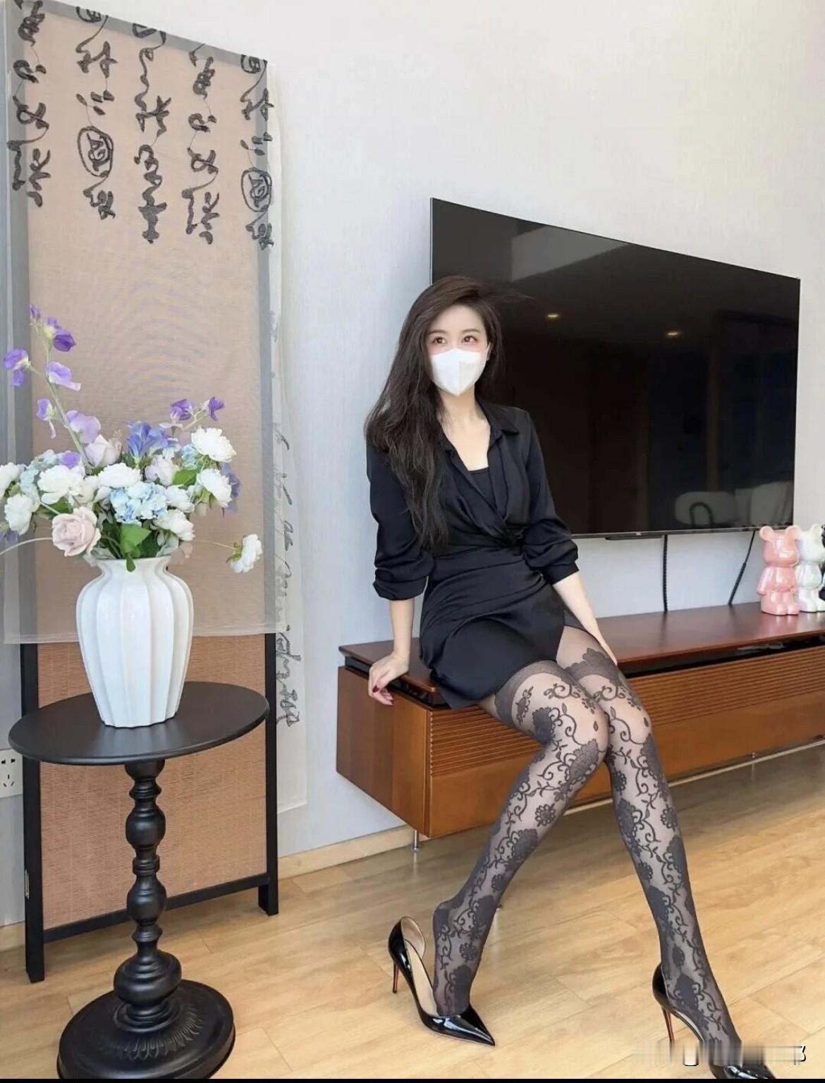 选择一双什么样的高跟鞋好看?
解析黑色尖头高跟鞋如何成就一套优雅好看穿搭：
1.