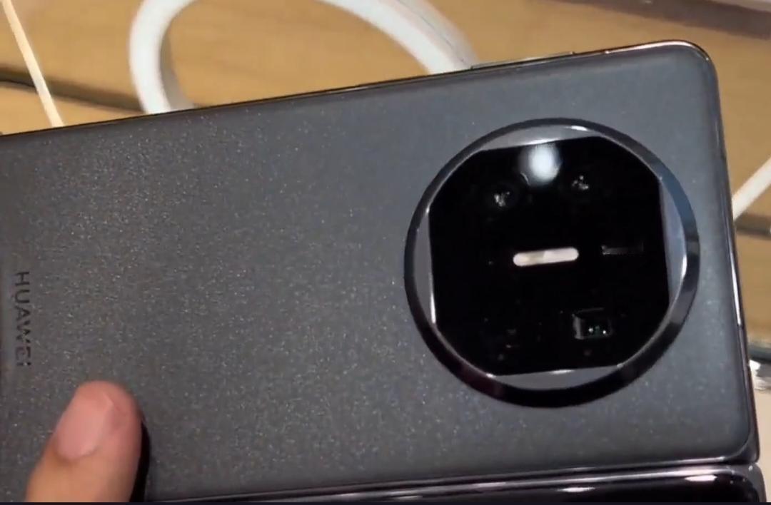 华为折叠屏手机为何成为舞台主持的“神器”？它们究竟有何独特魅力？
随着科技的发展