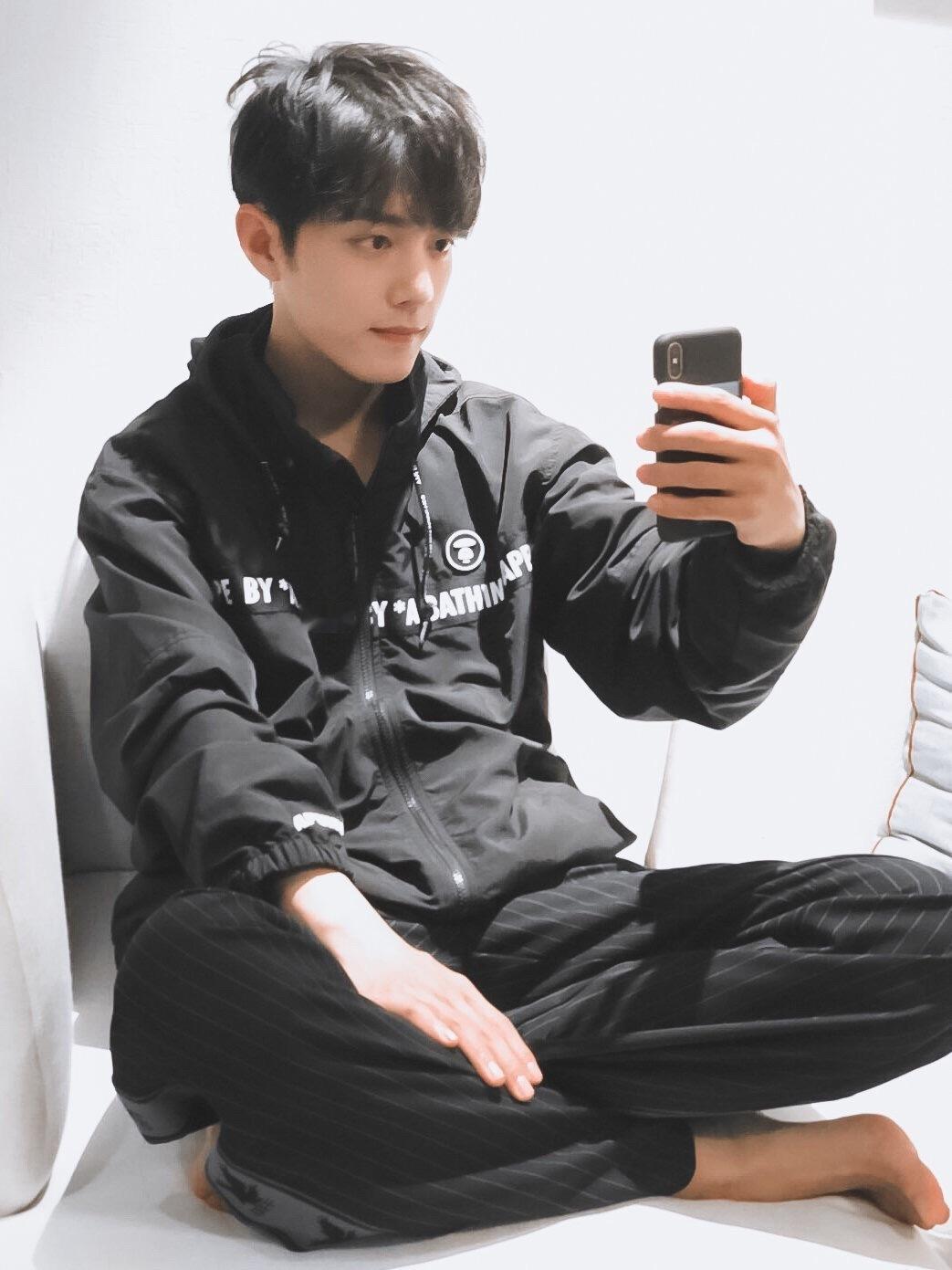 肖战五一vlog◎肖战透视黑衬衫把情绪藏进晚风，静待岁月温柔。📮肖战谈得闲谨制