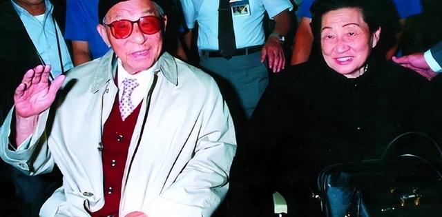 1990年，张学良公开露面，结束了长达54年的幽禁生涯，此时的他早已没了当年的意