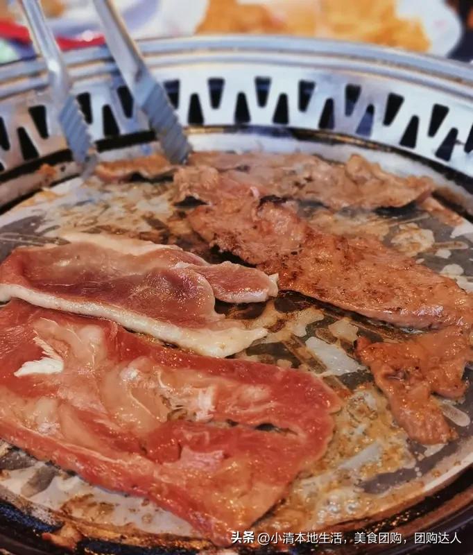 我觉得烤肉最佳烹饪方法还得是炭火烤。炭火的温度高且均匀，能快速锁住肉的汁水。就拿