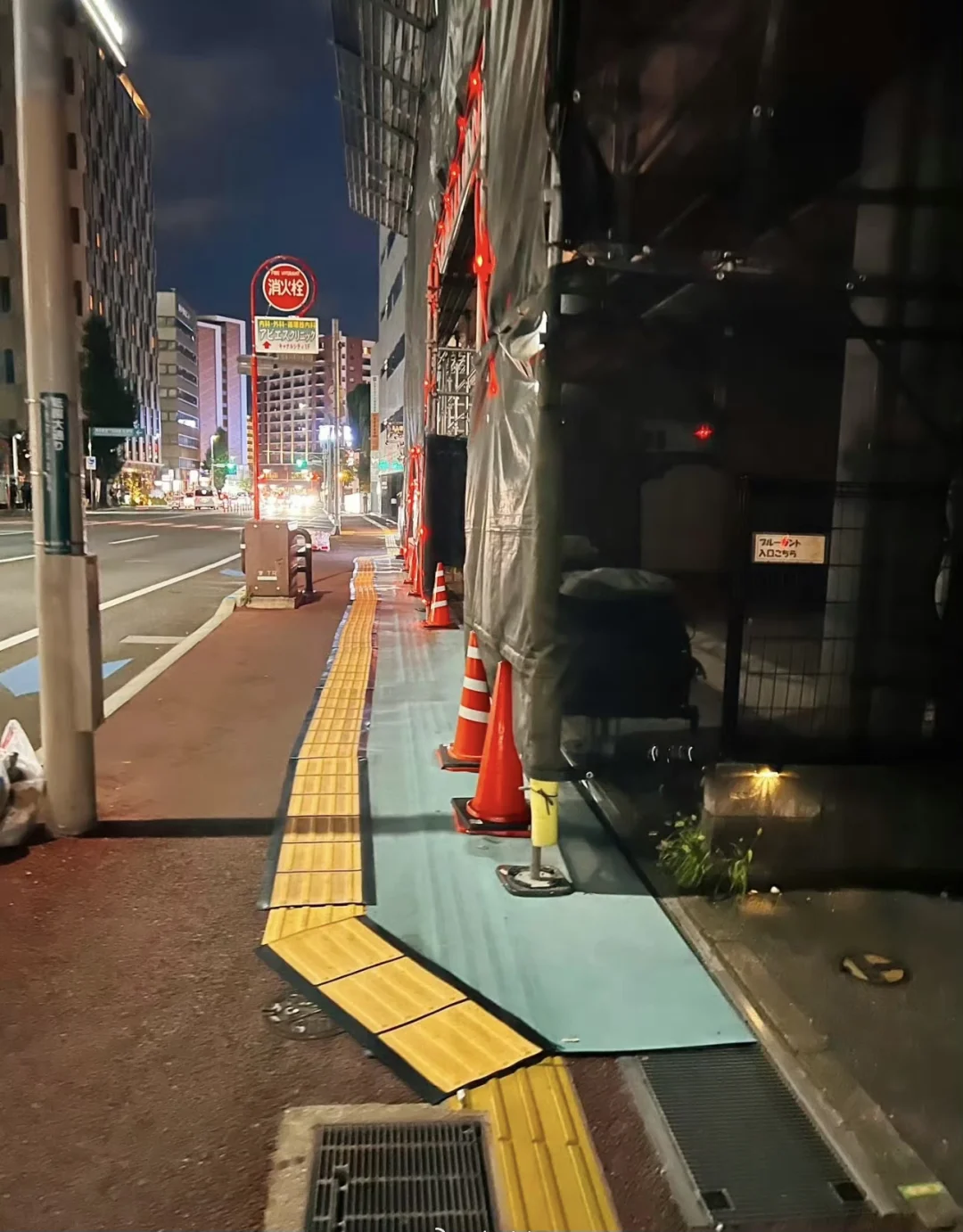 日本施工时的临时盲道，少了一些形式主义