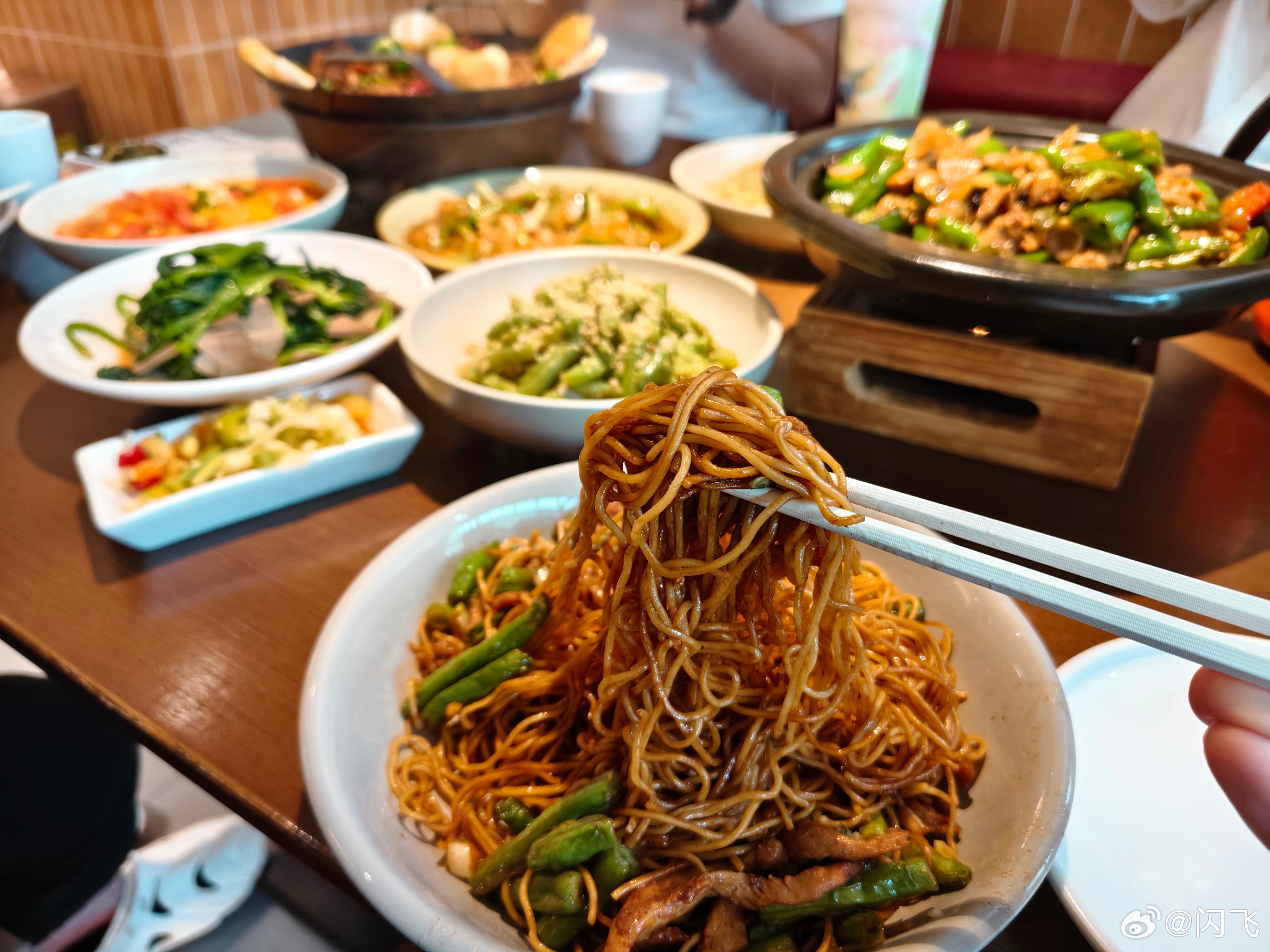 来，粉丝先吃第一口！咱说好了，只准吃面，不准吃肉，也不准叨菜[柯基] ​​​