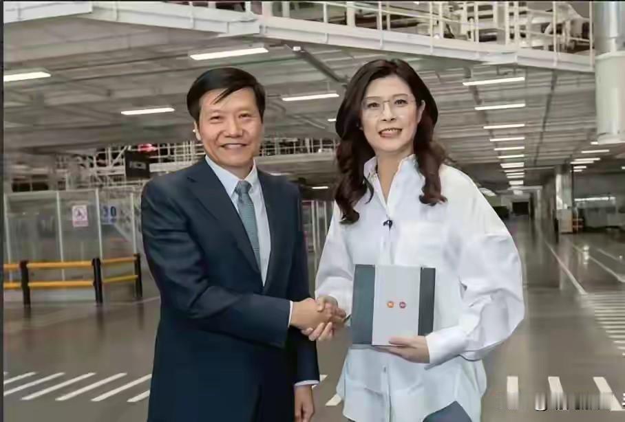 雷军和郑丽文开心握手，两人差不多高，丽文姐大方自然真漂亮!