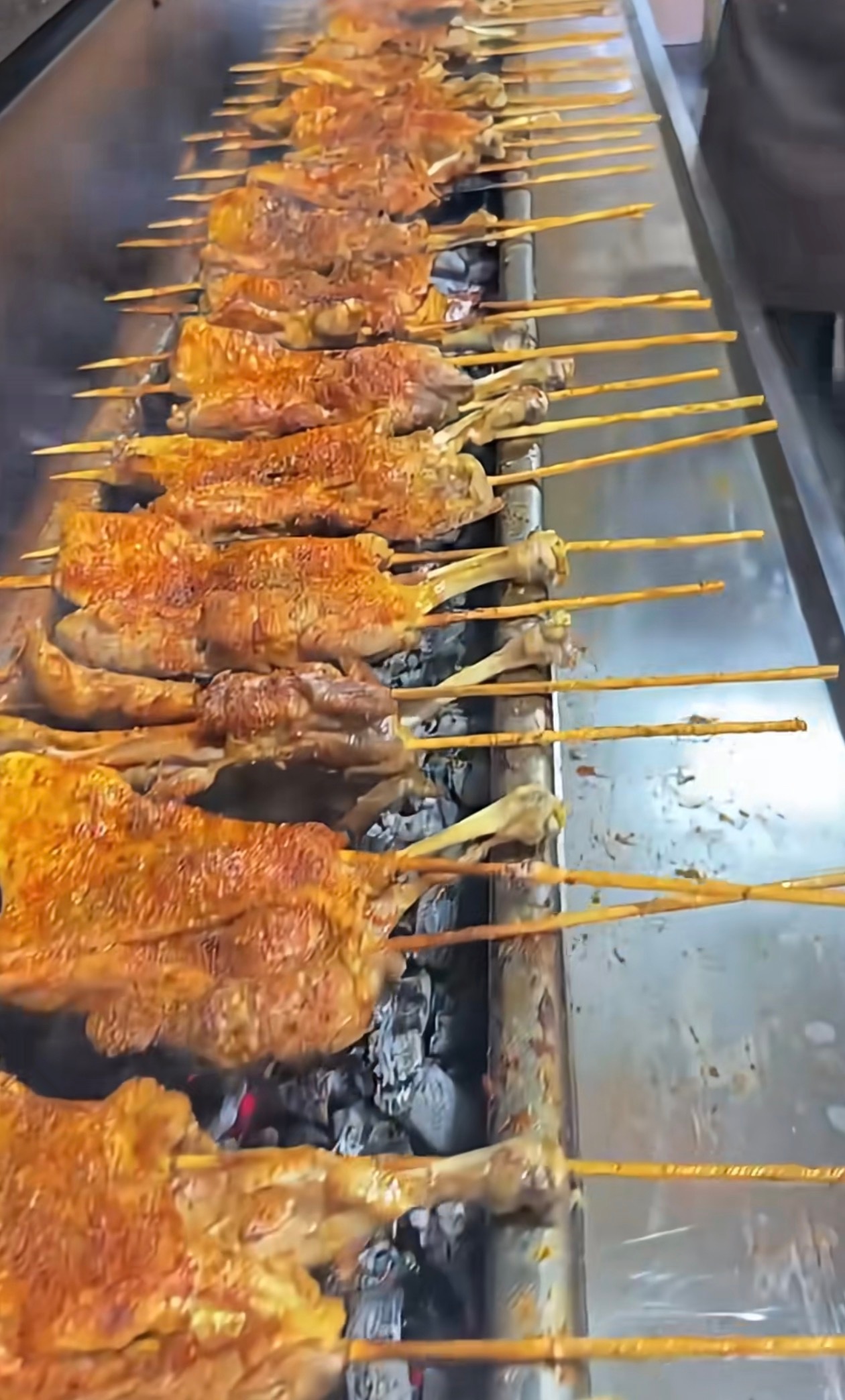 鹅腿阿姨曾称绿色肉是保密配方哥们，别信老太婆说的！鹅腿发绿，是食物在常温状态下放