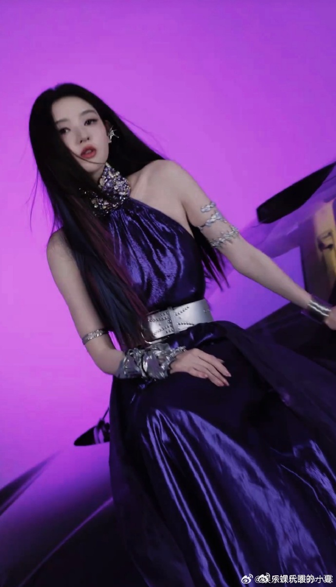 王玉雯今天又是厉害女人王玉雯好紫真的折服于王玉雯的气质！紫色造型优雅飒爽，和紫色