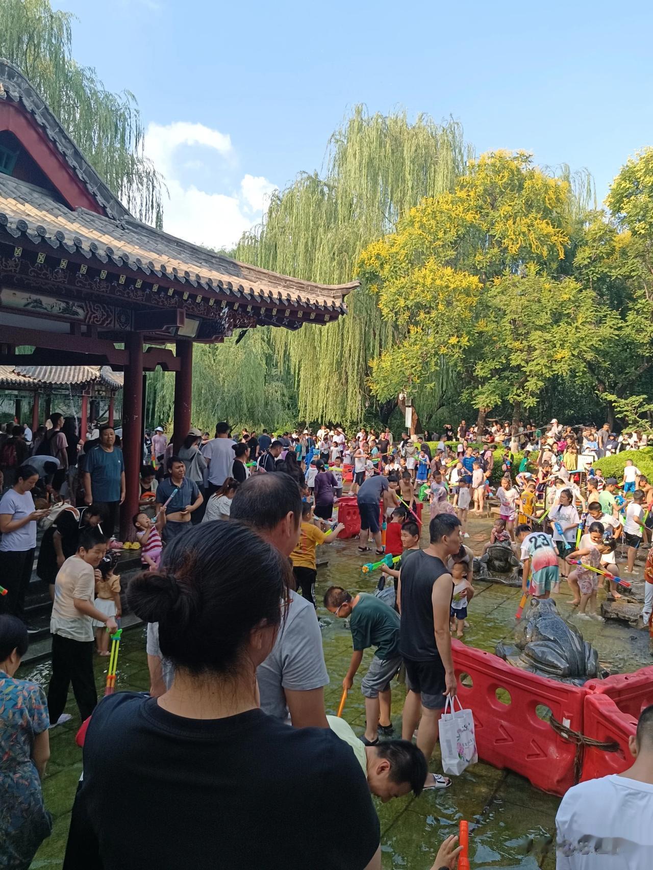 周末济南哪里溜娃！看来还是得五龙潭
华山湖的小沙滩小朋友也很多，不过还是跟五龙潭