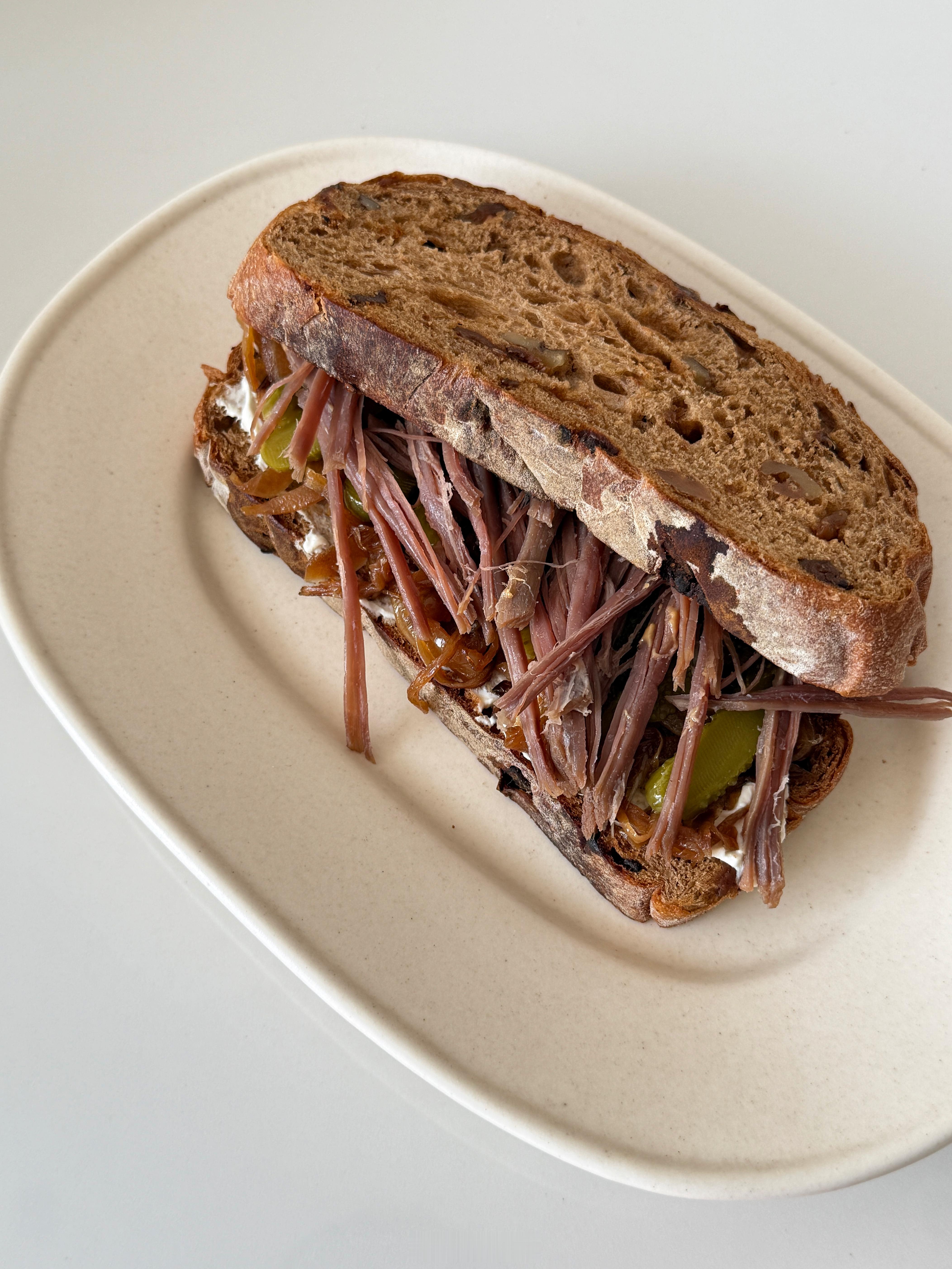 周末好！依旧是三明治，焦糖洋葱手撕牛肉三明治🥪 